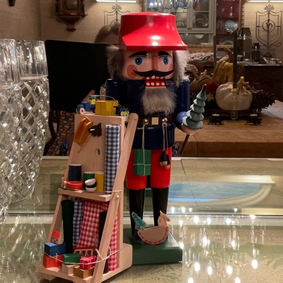 Beautiful/fun nutcracker.The bench of fabrics and toys delightful!Mint!
